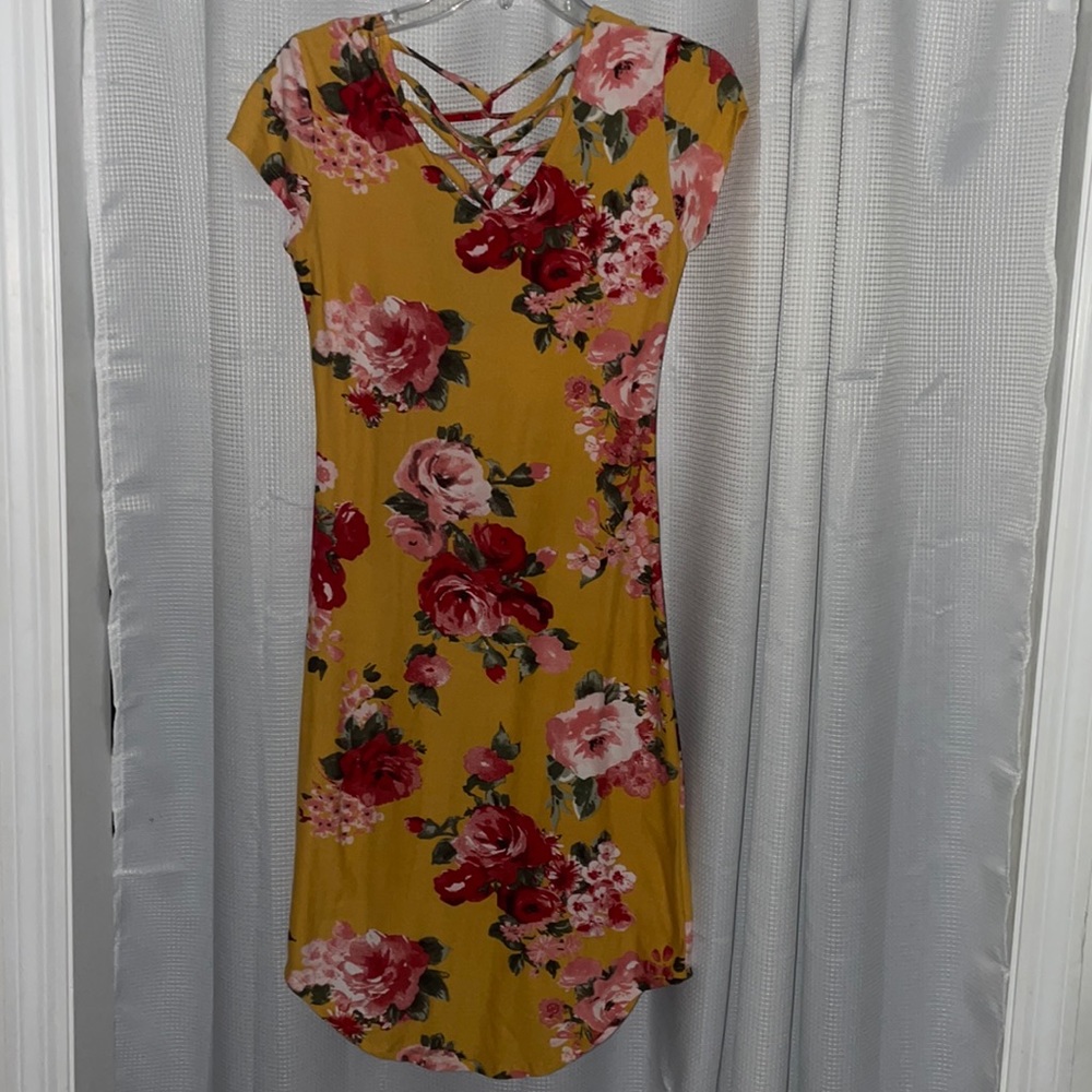 Fitted yellow floral dress with crosses in the back